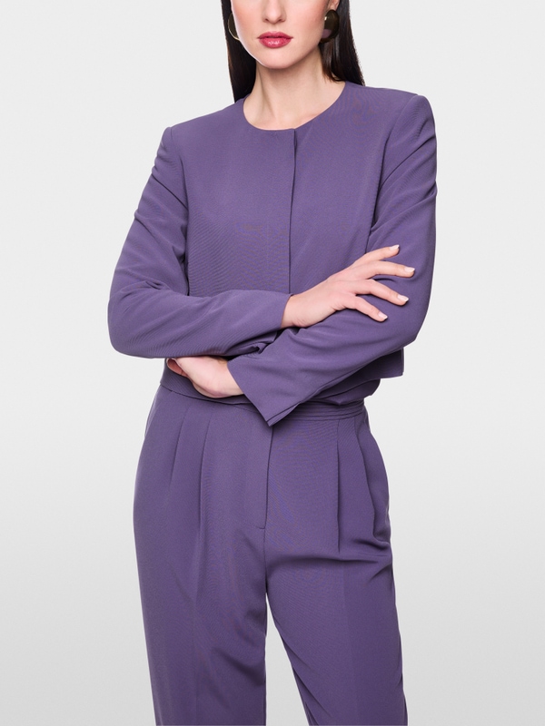 Short jacket with shoulder emphasis