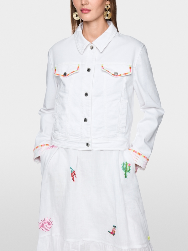 Veste en jean avec broderies colorées