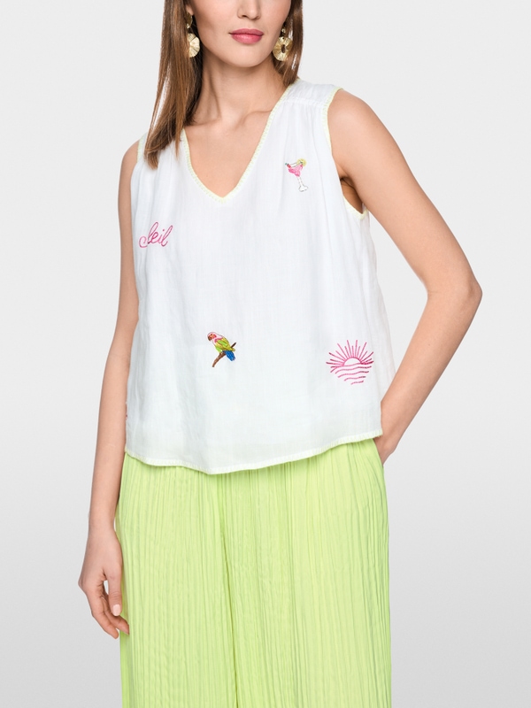 Loose top with embroidered patches