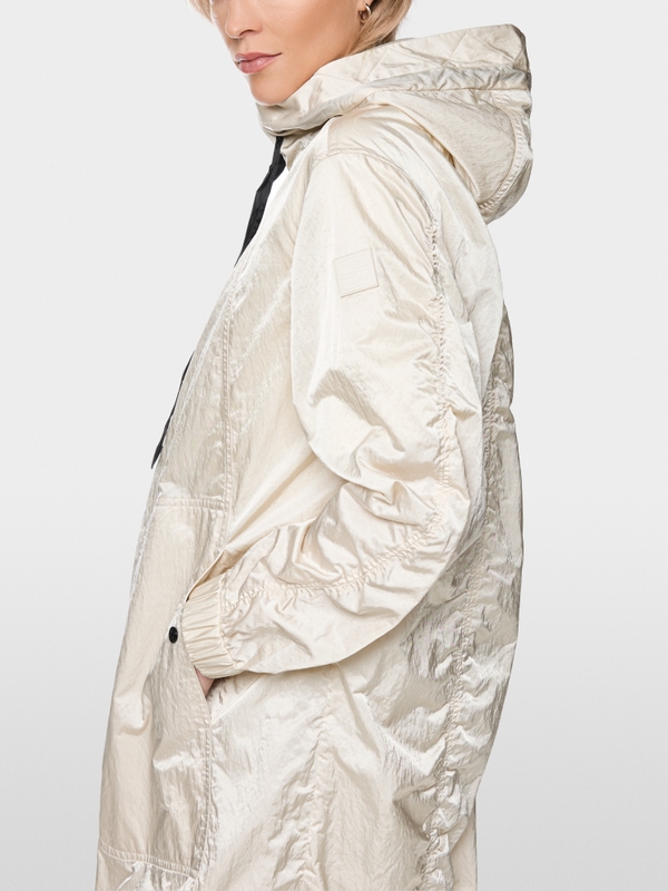 Manteau brillant avec détails contrastés