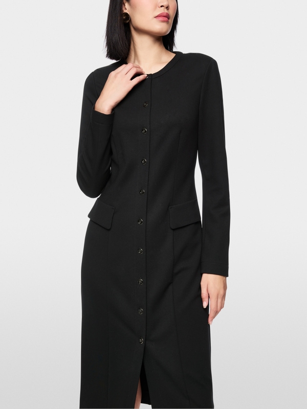 Fitted dress with buttoning