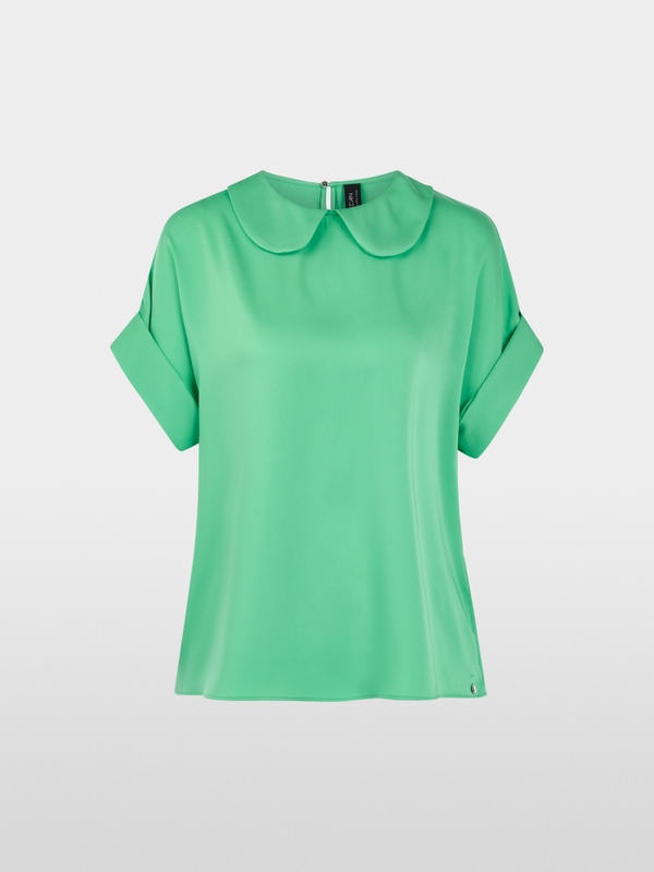 Flowing blouse with short sleeves