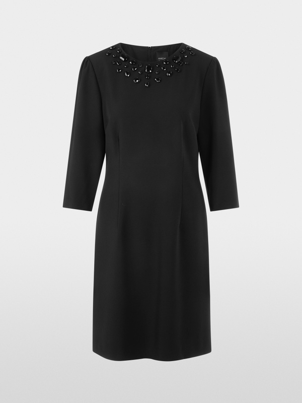 Robe avec pierres décoratives