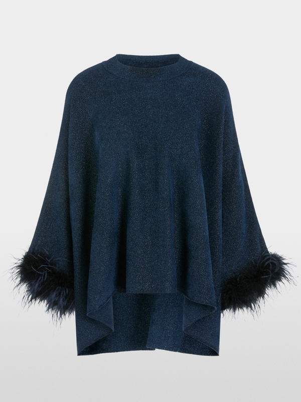 Knitted poncho with feathers