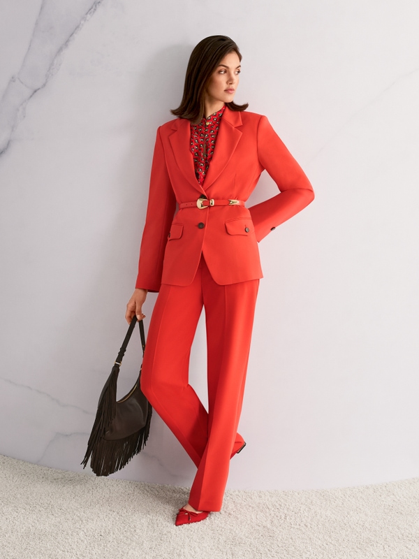 Taillierter Blazer mit gerundetem Saum