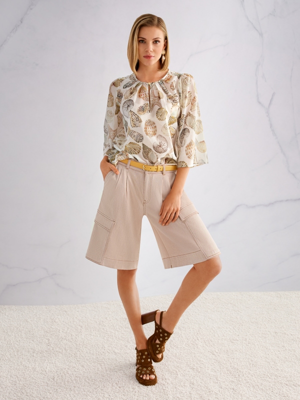 Delicate blouse with shell print