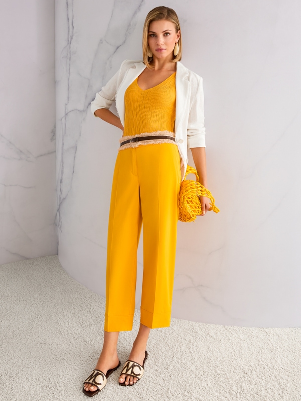 Sleeveless fine knit top