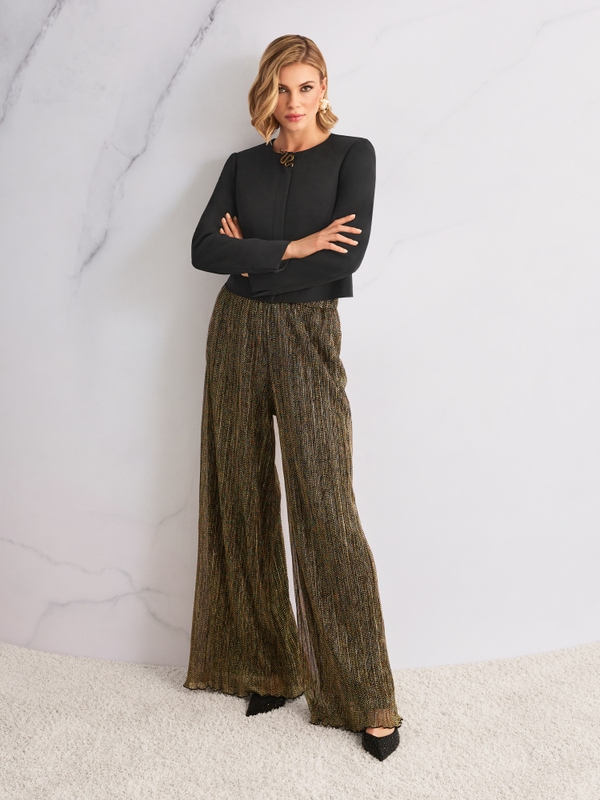 Short jacket with shoulder emphasis