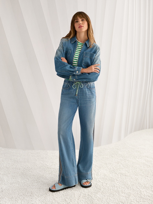 Short denim jacket with zip