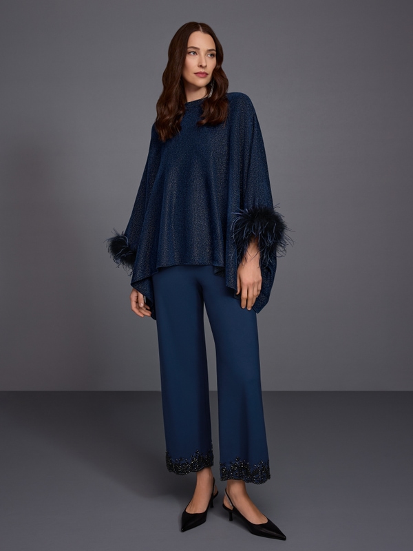 Knitted poncho with feathers