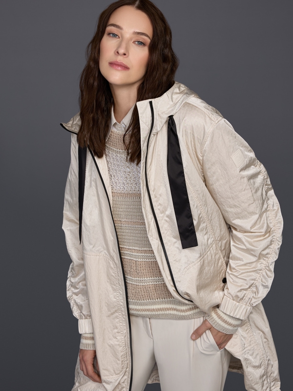 Manteau brillant avec détails contrastés