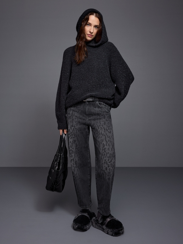 Fluffy slippers with faux lambskin