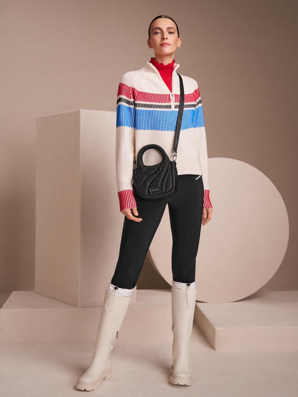 Plain long-sleeved turtleneck shirt