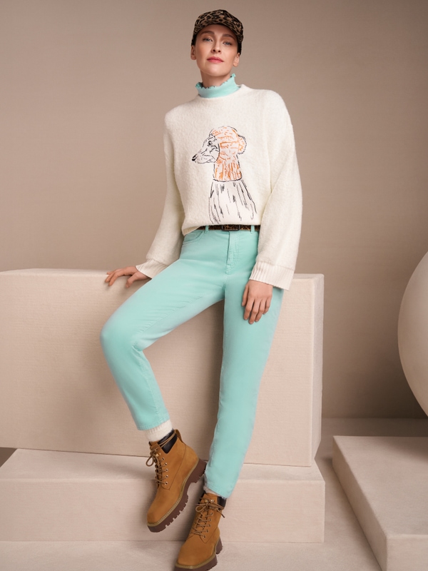 Plain long-sleeved turtleneck shirt