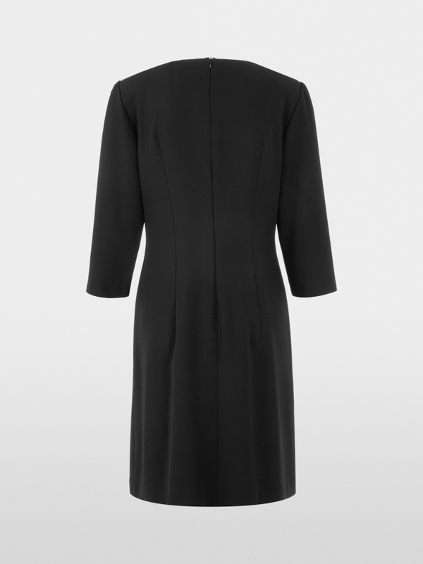 Robe avec pierres décoratives