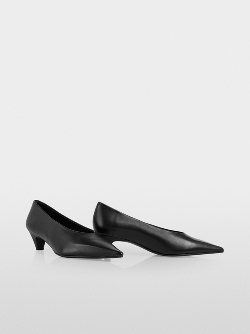 Elegant leather pumps