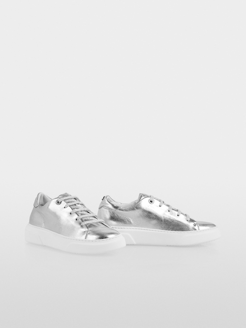 Sneakers with metallic look