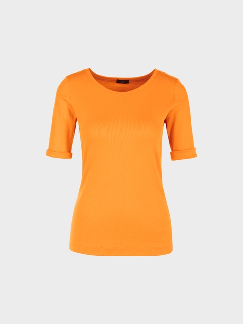 T-shirt with feminine décolleté