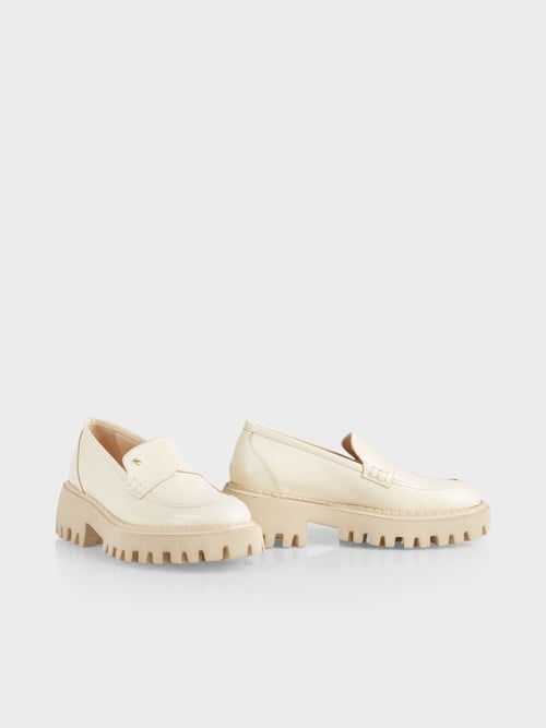 Chaussure basse avec couture décorative