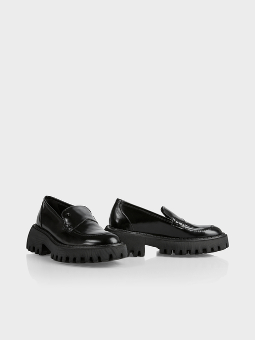Low shoe with decorative stitching