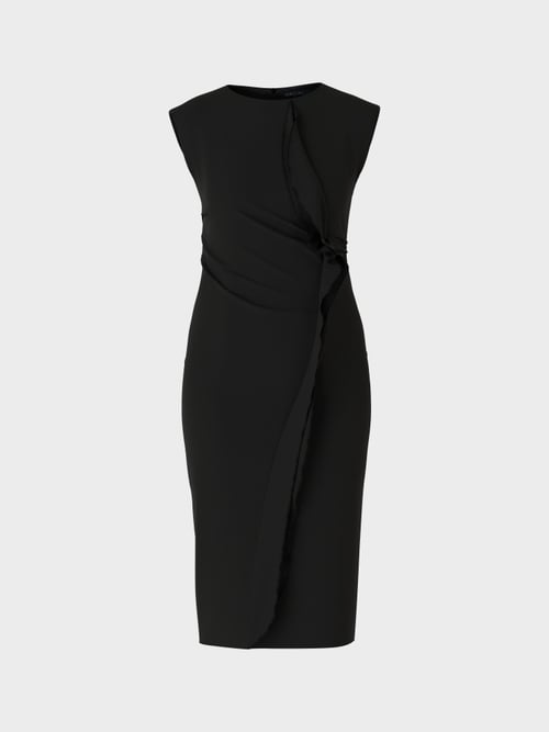 Robe près du corps, détails plissés
