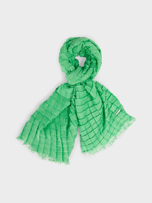 Scarf with pleated pattern