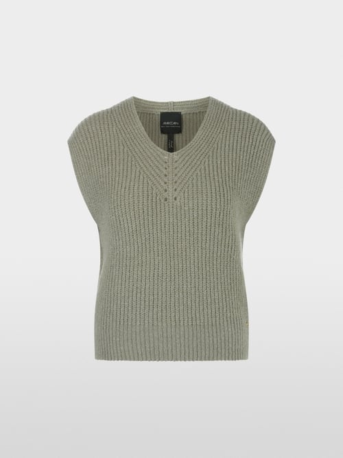 Sleeveless sweater: knitted in Germany