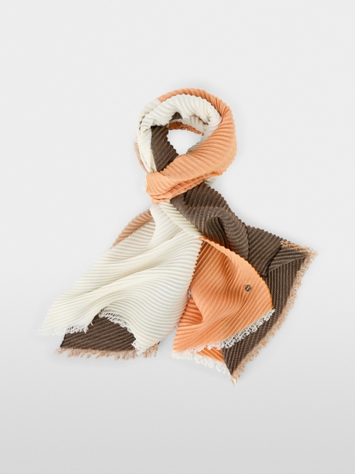 Flowing scarf with a pleated structure