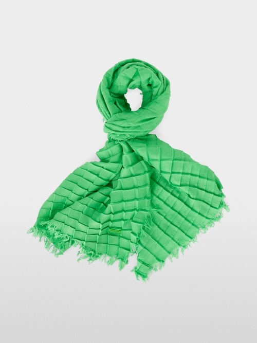 Voluminous scarf with pleated check