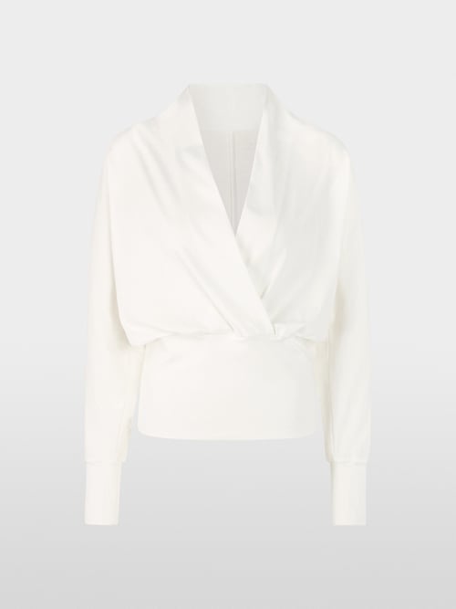 Feminine shirt with V-neck