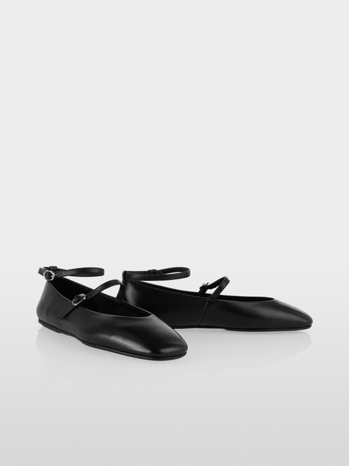 Ballerina mit Carré-Spitze und Riemchen